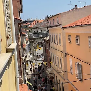 Dejan Apartment-top Centar-old Town-low Budget Pula